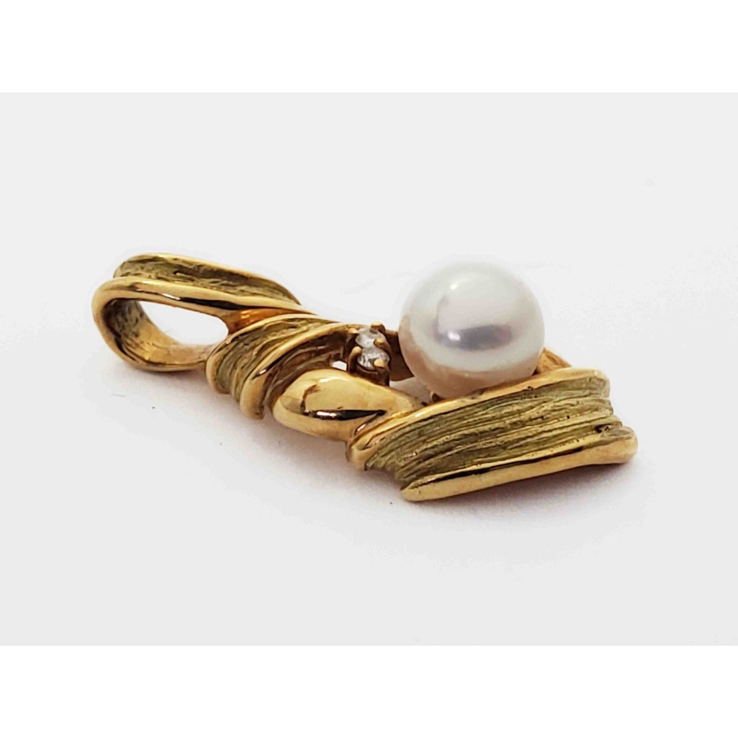 6mm Cultured Pearl & Natural Diamond Accent Ribbon Style Pendant 18k Gold
