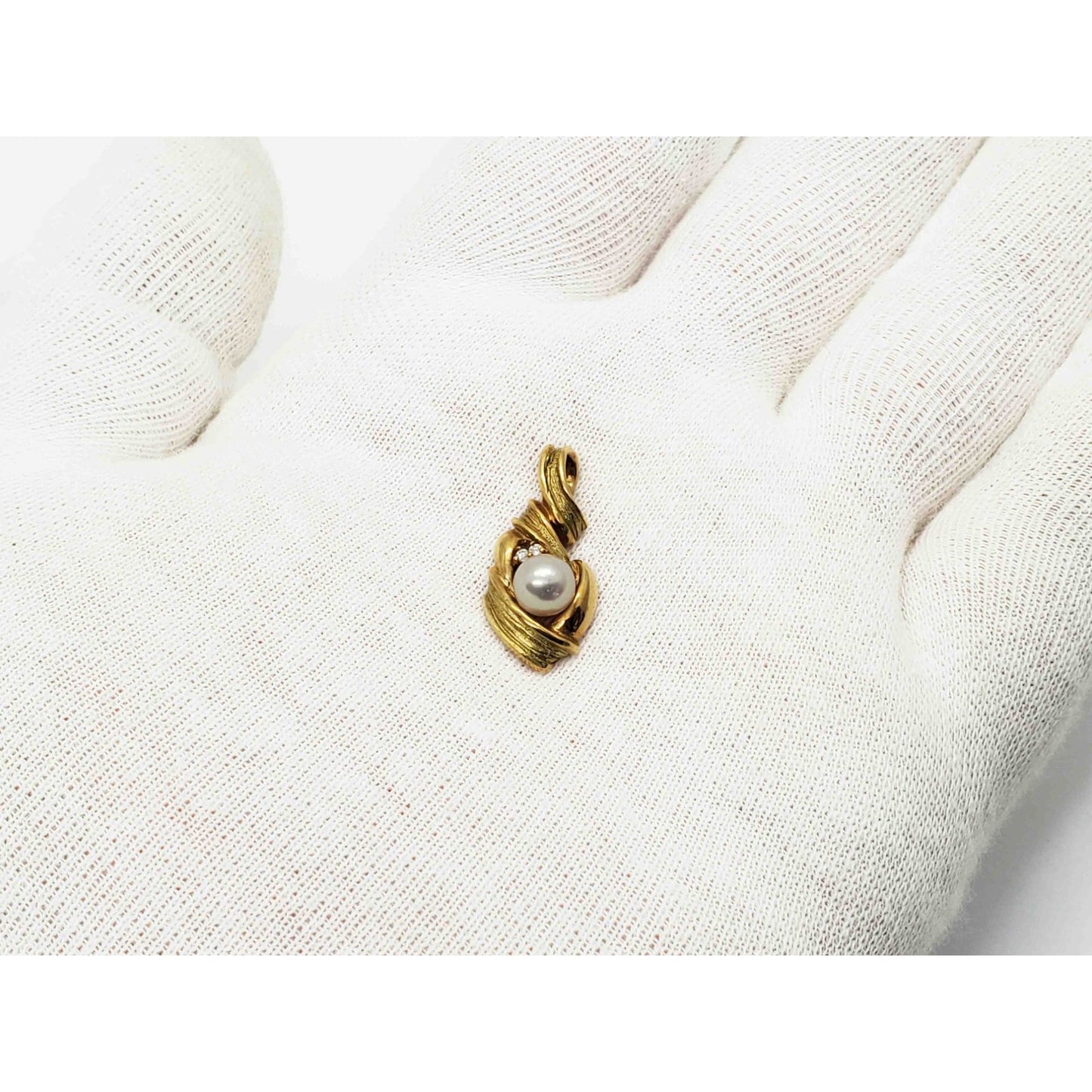 6mm Cultured Pearl & Natural Diamond Accent Ribbon Style Pendant 18k Gold
