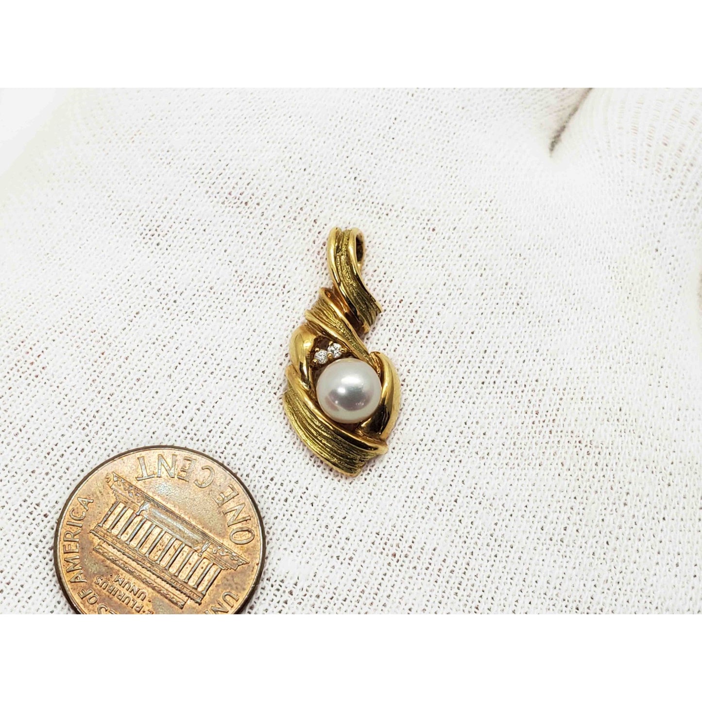 6mm Cultured Pearl & Natural Diamond Accent Ribbon Style Pendant 18k Gold