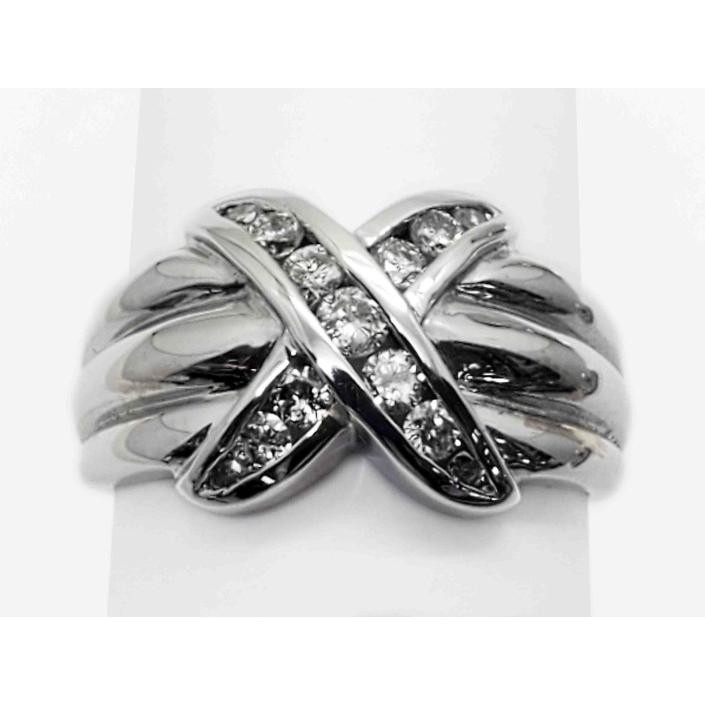 0.26 ctw Diamond Kiss "X" Ribbon Style Band Ring 10k White Gold Size 7.25