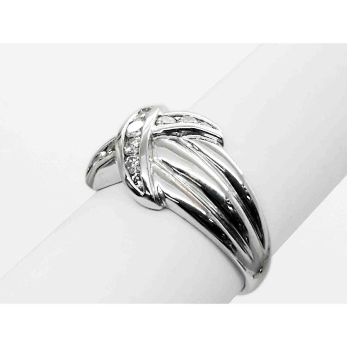 0.26 ctw Diamond Kiss "X" Ribbon Style Band Ring 10k White Gold Size 7.25