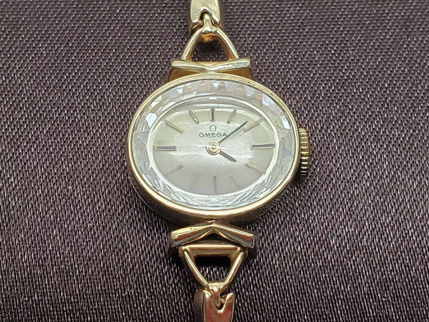 Estate Ladies Omega Side Oval Watch 14k Yellow Gold