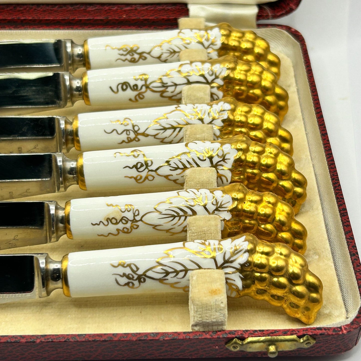 Royal Crown Derby Gold Porcelain Victorian Grape Vines Pattern 6 Knife Set CIB