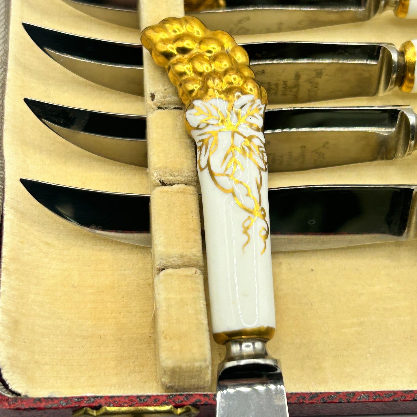 Royal Crown Derby Gold Porcelain Victorian Grape Vines Pattern 6 Knife Set CIB
