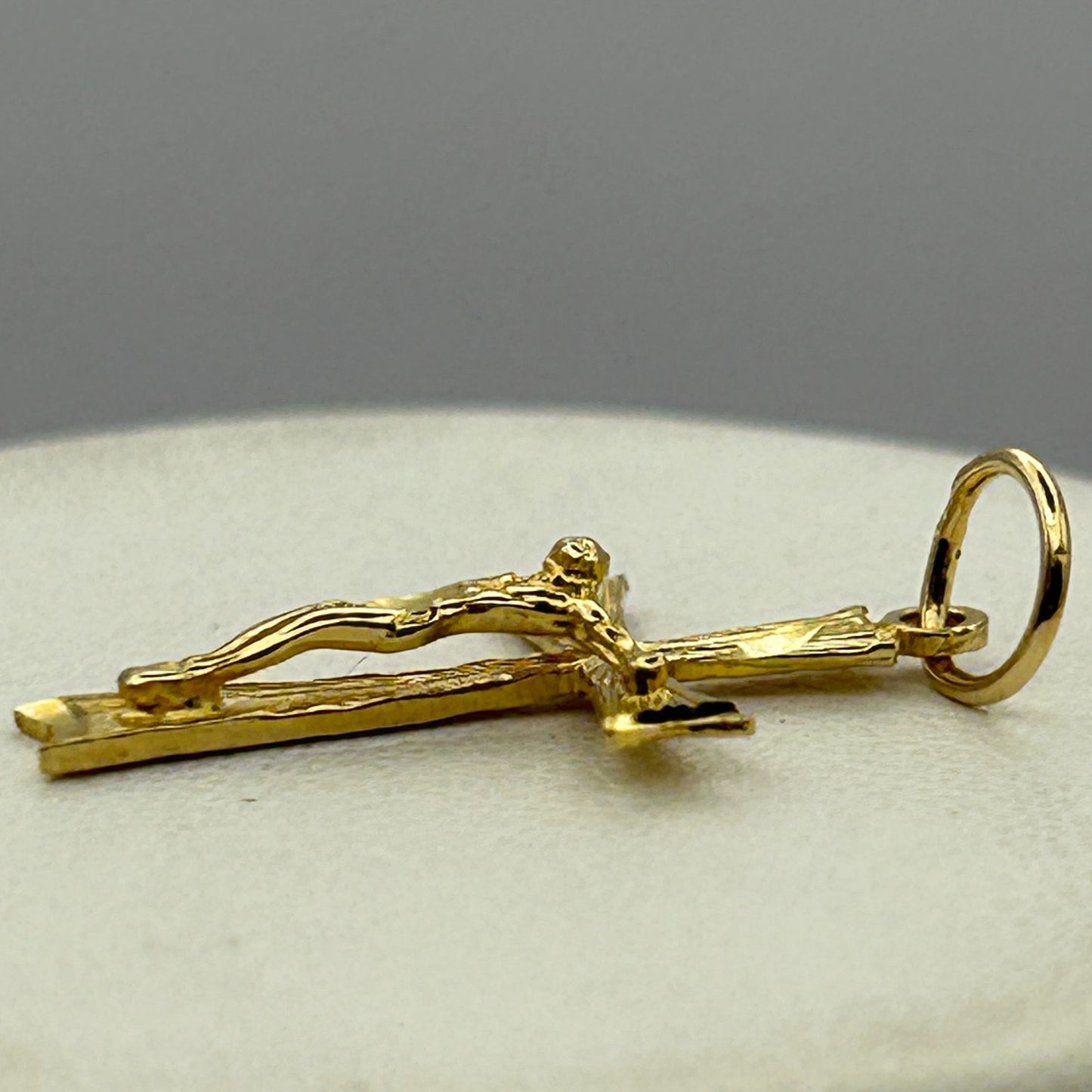14K Gold Crucifix Necklace Pendant 20mm x 12mm x 3mm 0.7g