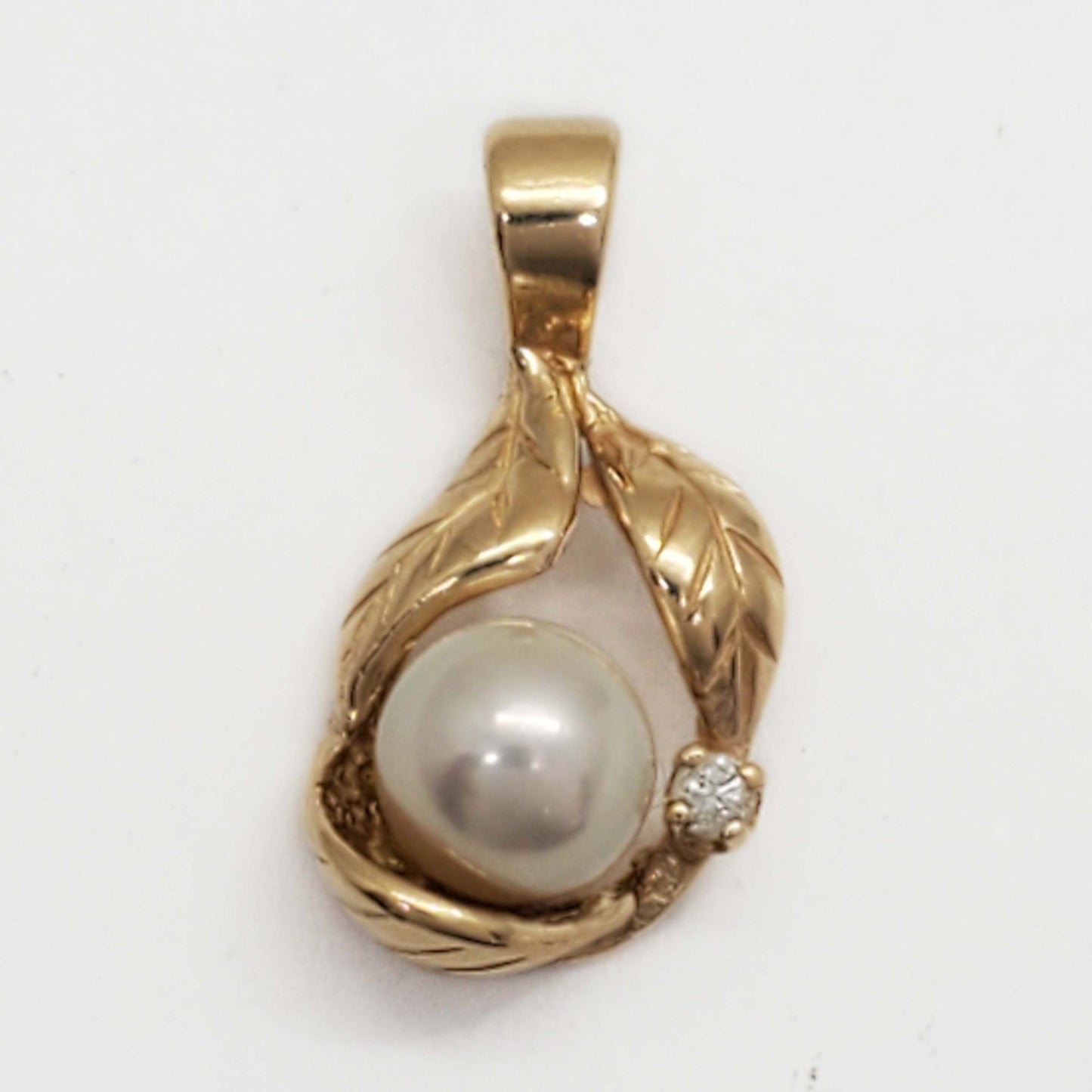 Sultan Na Hoku 6mm Akoya Pearl Leaves Motif Pendant 14k Gold
