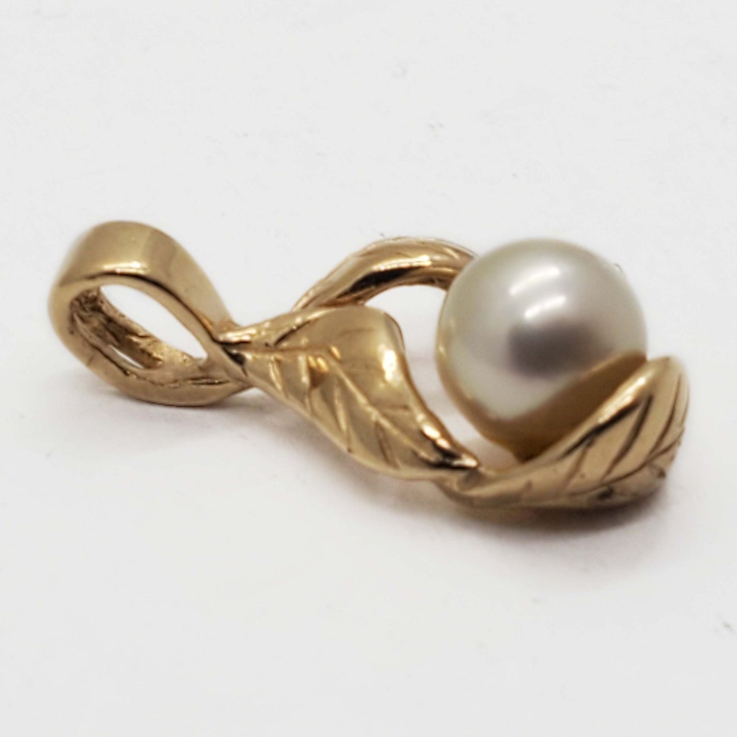 Sultan Na Hoku 6mm Akoya Pearl Leaves Motif Pendant 14k Gold