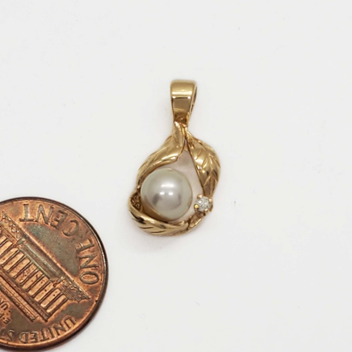 Sultan Na Hoku 6mm Akoya Pearl Leaves Motif Pendant 14k Gold