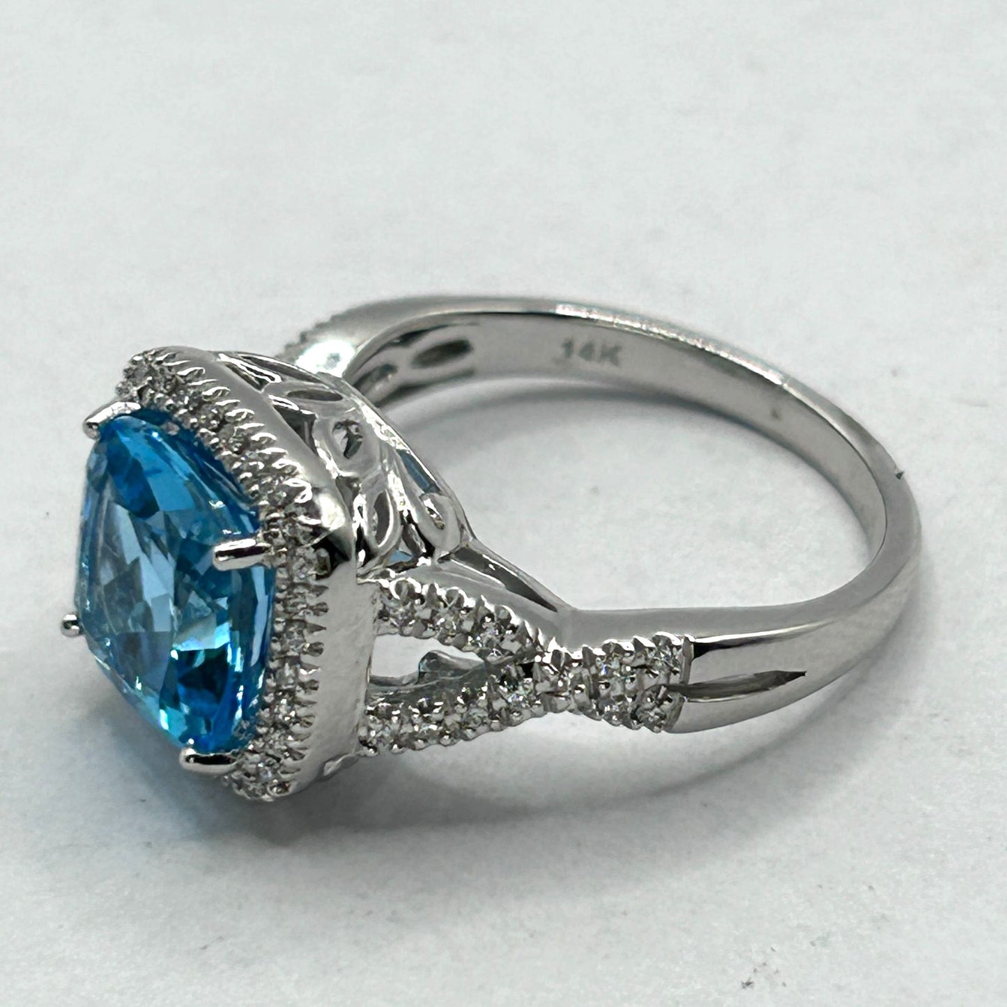 14k White Gold .17ctw VS2, I Diamond & Blue Topaz Split Shank Ring - Size 7