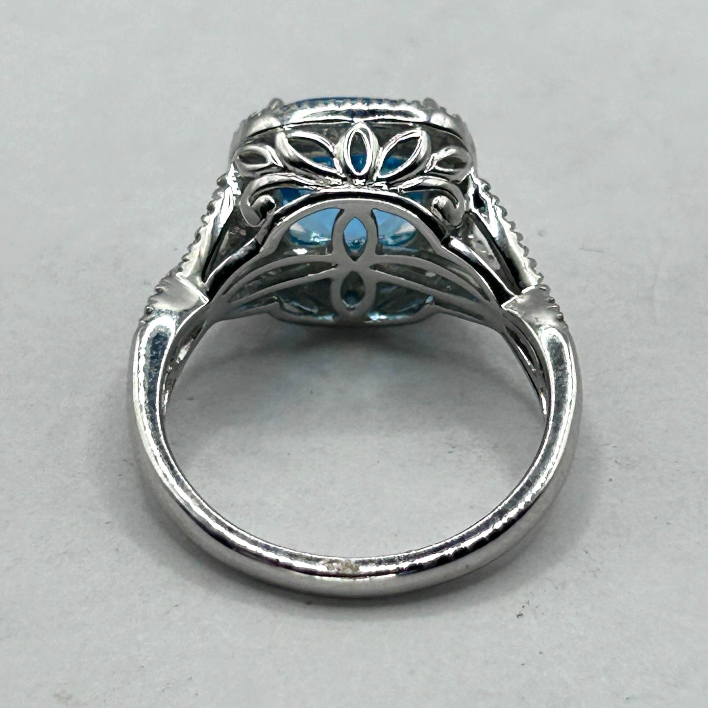 14k White Gold .17ctw VS2, I Diamond & Blue Topaz Split Shank Ring - Size 7