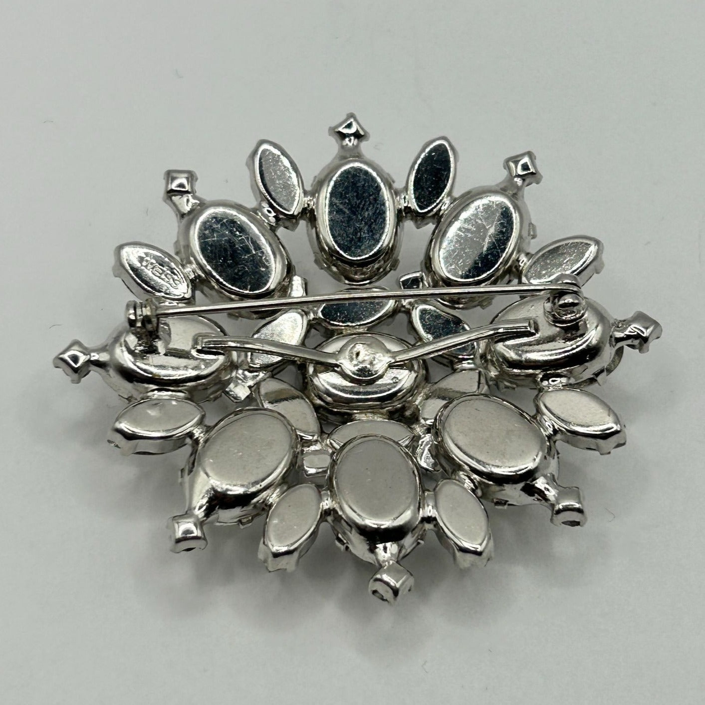 Vintage Weiss Rhinestone Brooch Pin