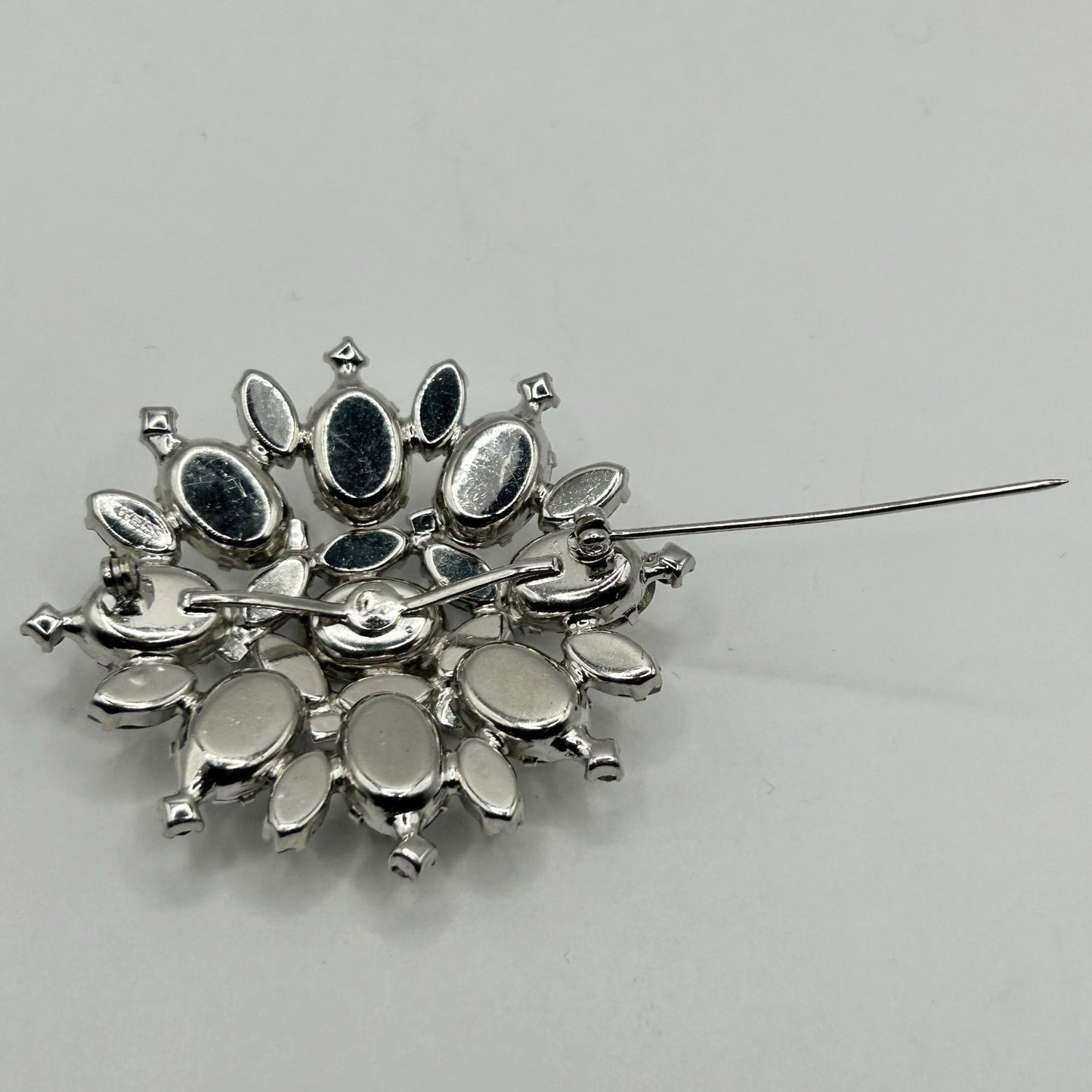 Vintage Weiss Rhinestone Brooch Pin
