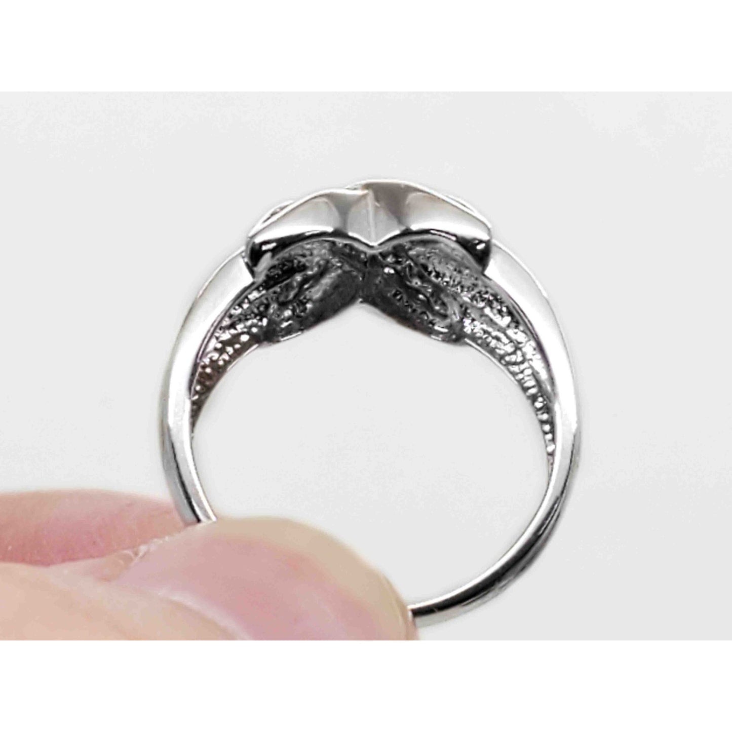 0.26 ctw Diamond Kiss "X" Ribbon Style Band Ring 10k White Gold Size 7.25