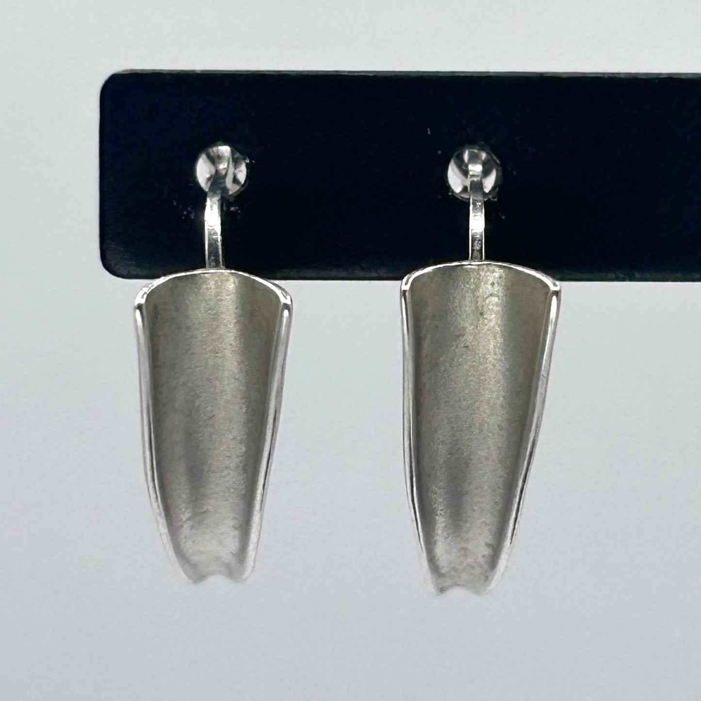 14k White Gold Tapered Concave V-Hoop Latch Back Earrings