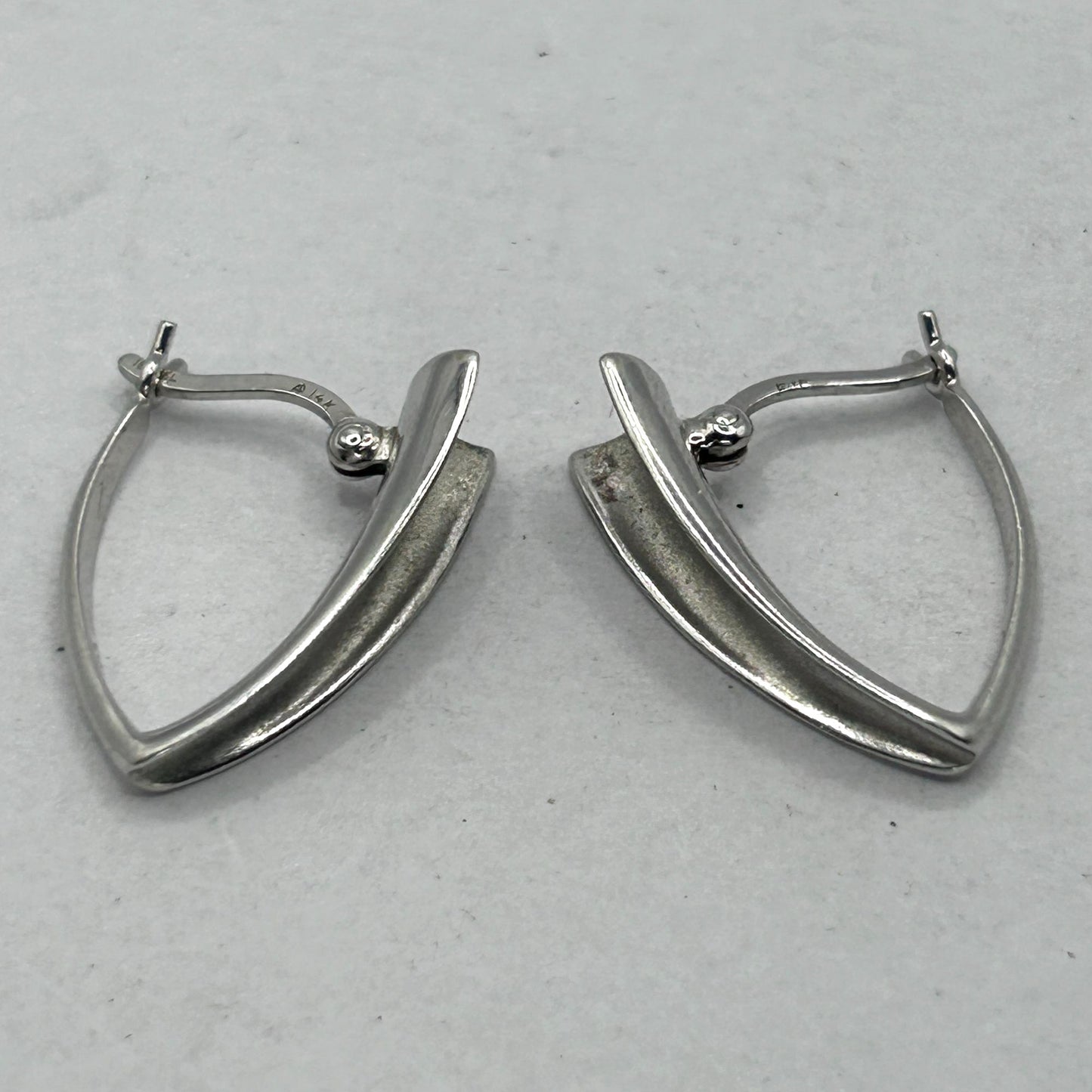 14k White Gold Tapered Concave V-Hoop Latch Back Earrings
