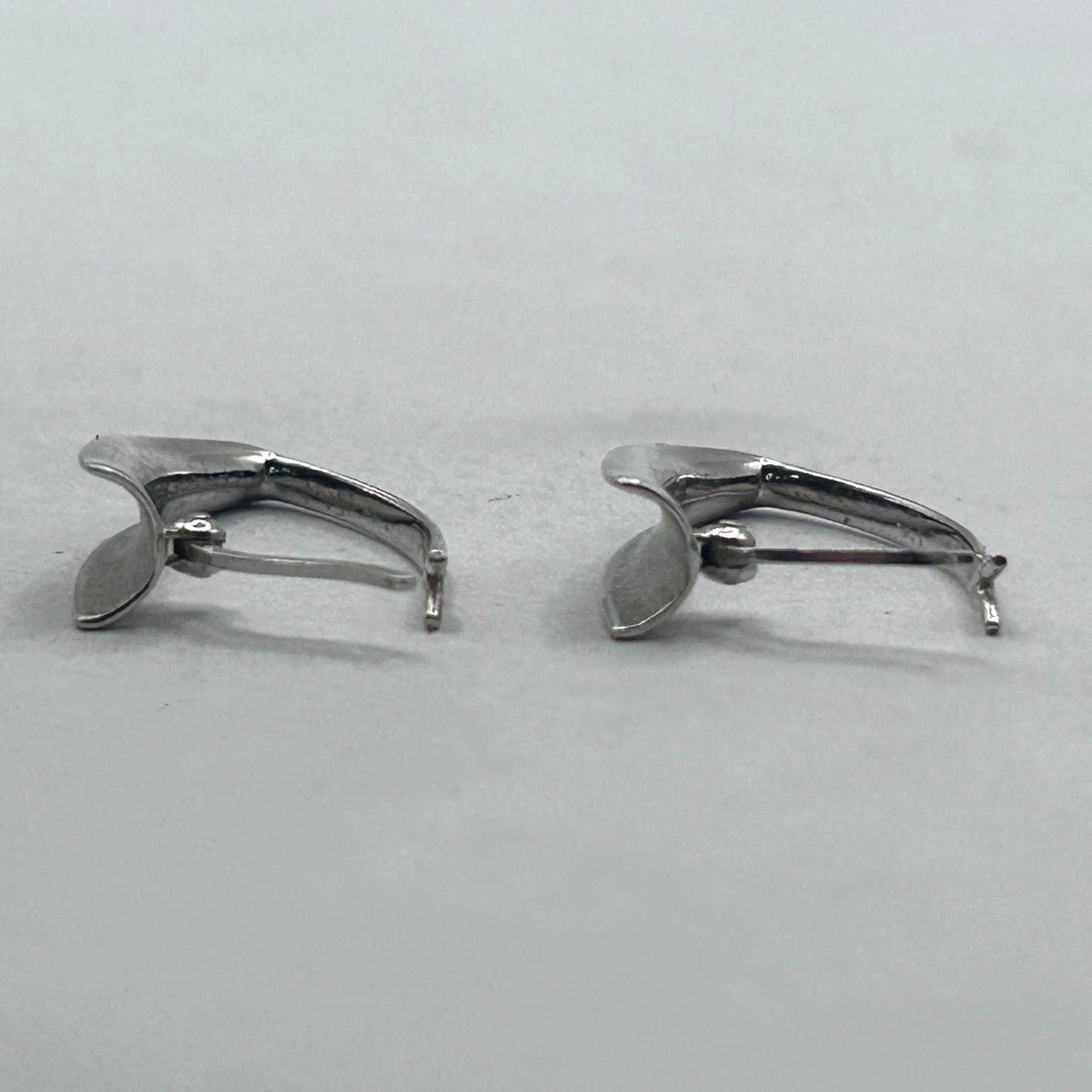 14k White Gold Tapered Concave V-Hoop Latch Back Earrings