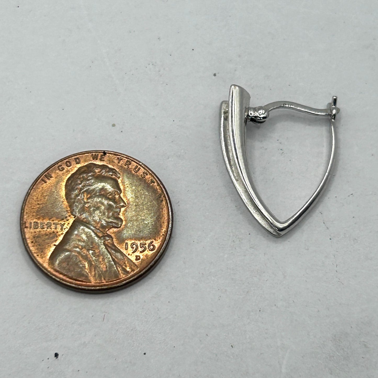 14k White Gold Tapered Concave V-Hoop Latch Back Earrings