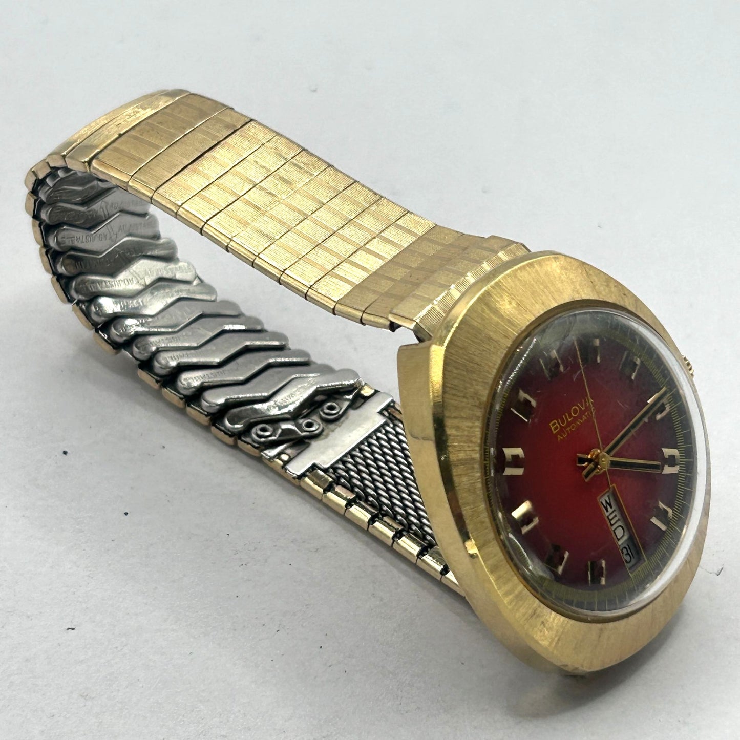 Men's Bulova 17J 1973 Clipper Red Vertical Day Date Vintage N3 1973 - RUNS