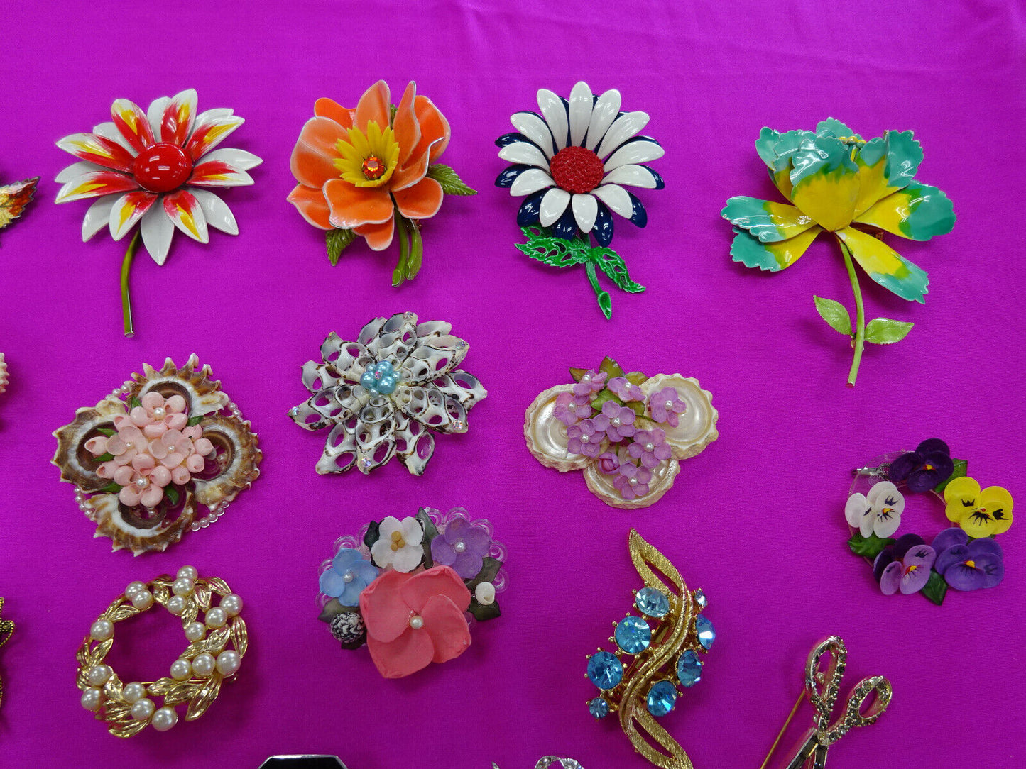 Huge Lot 30 Antique Brooches Pins Weiss Staffordshire Cara Trifari LC Selini W